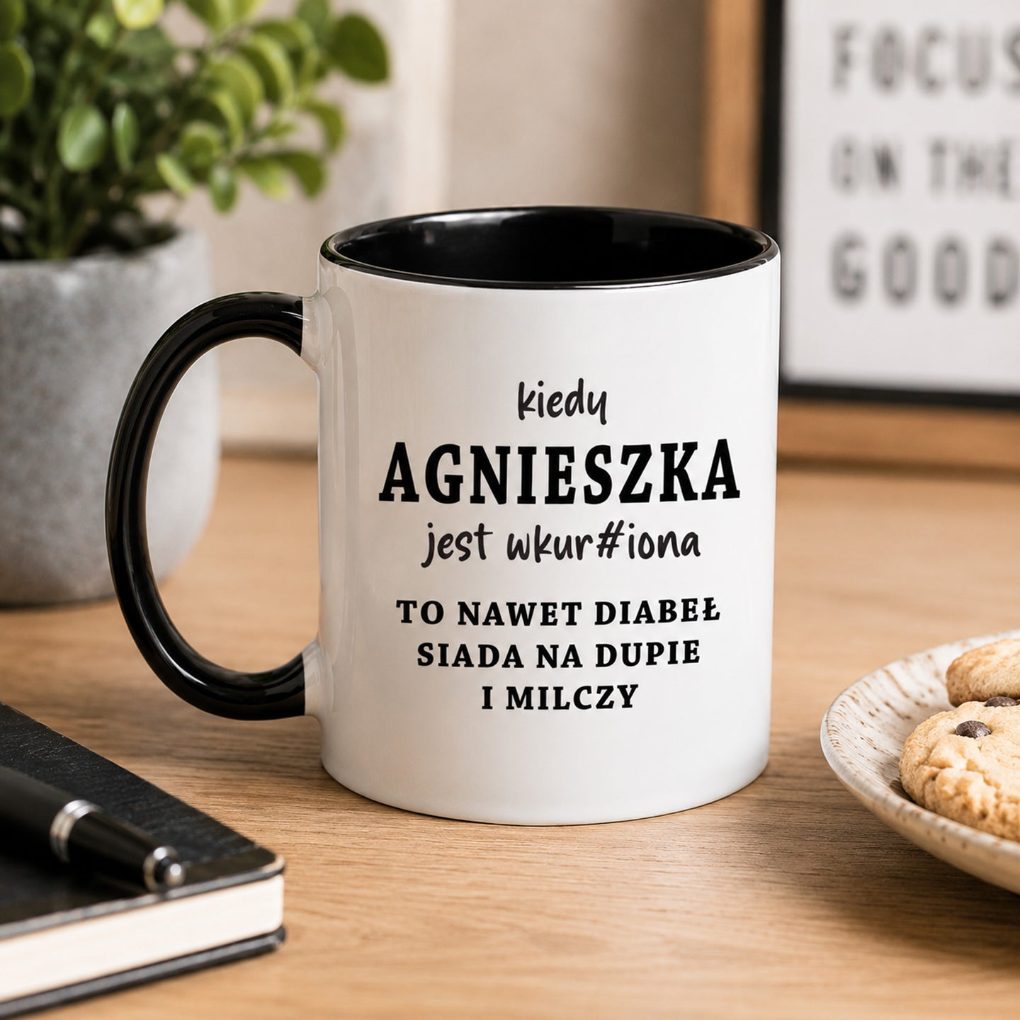 Lifestyle photo of the personalized 'Kiedy [Imię] jest wkur#iona' Polish mug